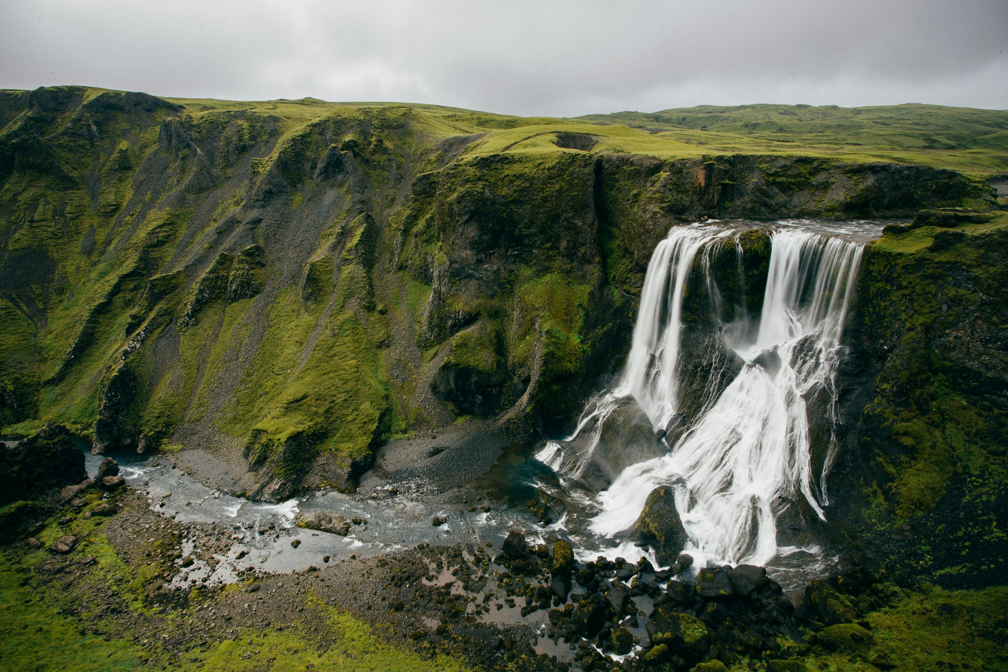 Une grosse cascade entourée de verdure